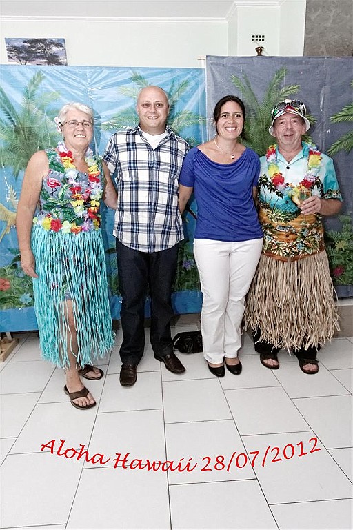 HawaiiParty (20).jpg - Met de aanwezigen op de foto